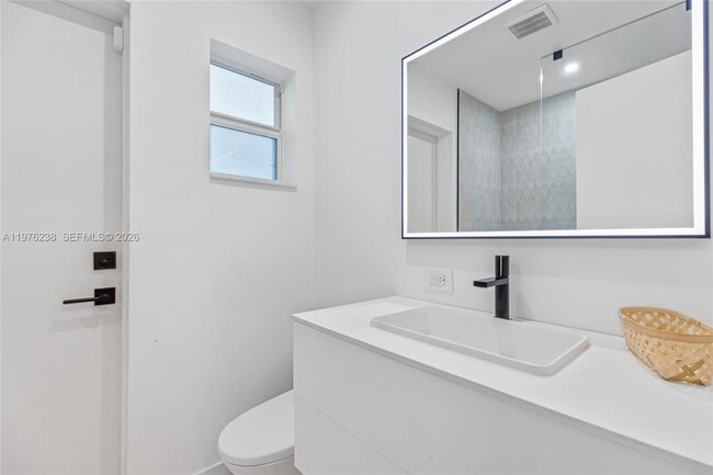 Building Photo - 535 NE 50th Terrace