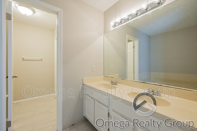 Building Photo - 8508 English Oak Loop