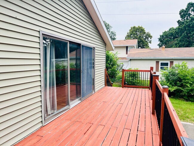 Building Photo - Beautiful Home, Close to Milford Lake