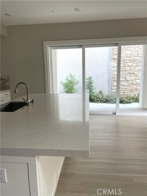 Building Photo - 116 Scale