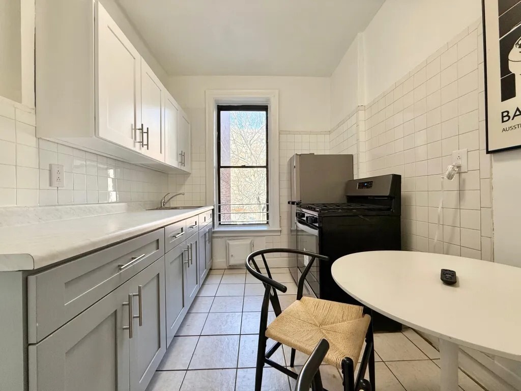 Building Photo - Furnished room/NOT APARTMENT