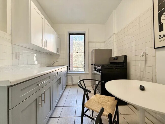 Building Photo - Furnished room/NOT APARTMENT