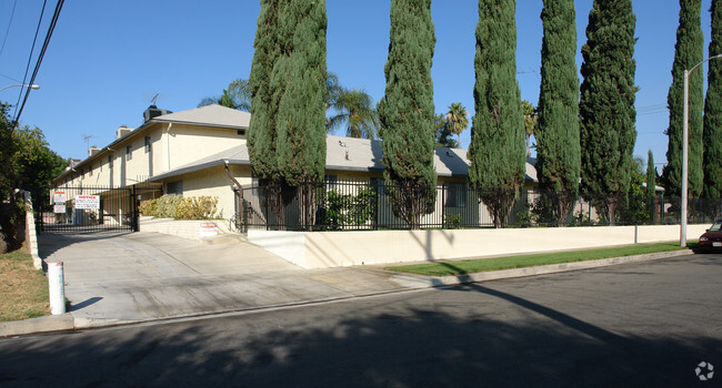 Building Photo - Colonial Manor Apartments