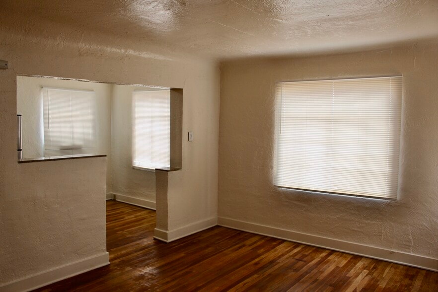 Living room - 214 Pine St SE