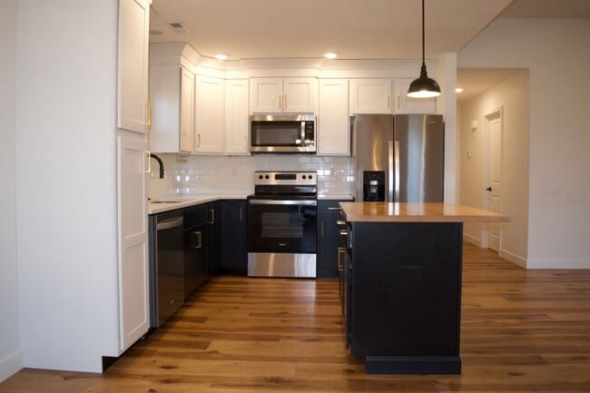 Building Photo - Modern 3 Bed 2 Bath House in Willow Falls!