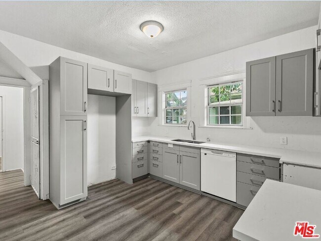 Building Photo - 1220 W 25th St