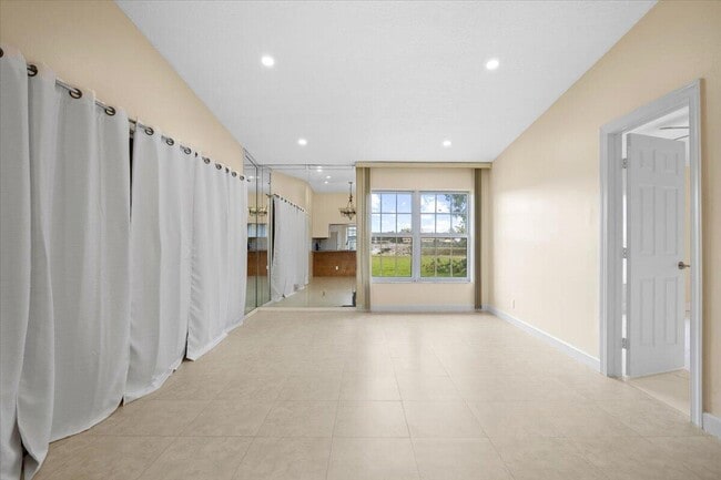 Building Photo - 5540 Lakewood Cir S