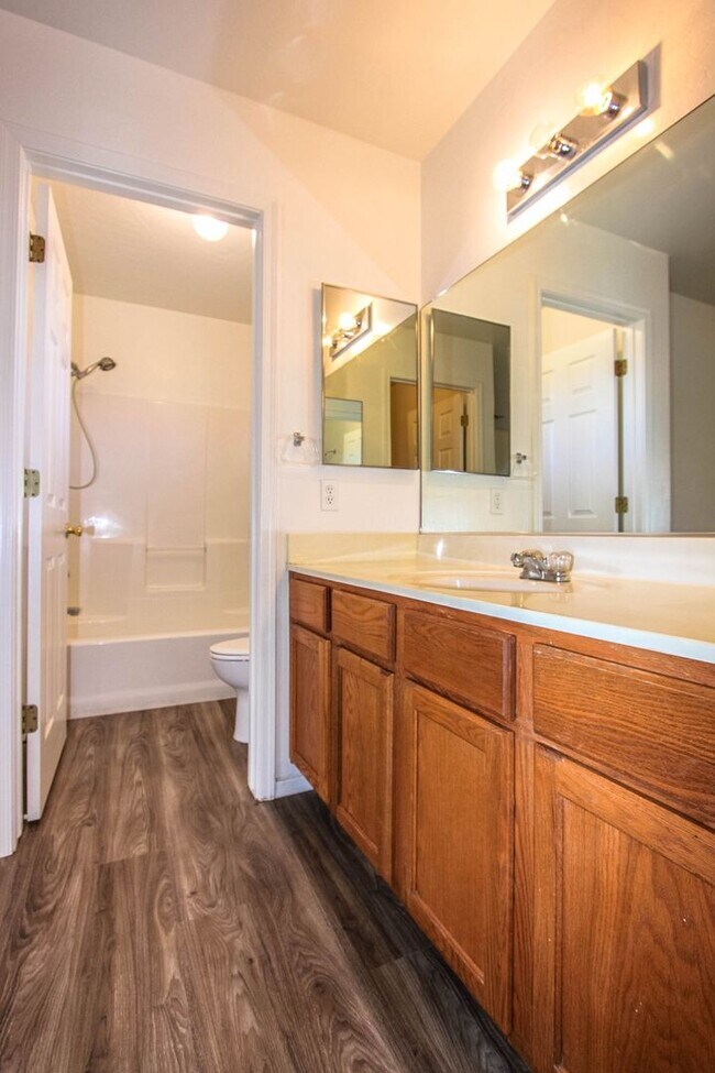 Building Photo - 6200 N Rockland Dr