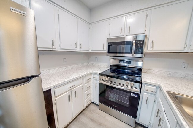 Building Photo - 307 Railroad St