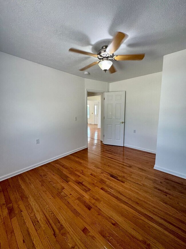 Building Photo - House for Rent in Broadway