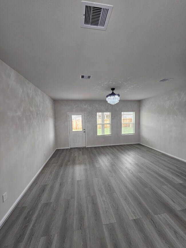 Building Photo - 2727 Crested Creek Ln