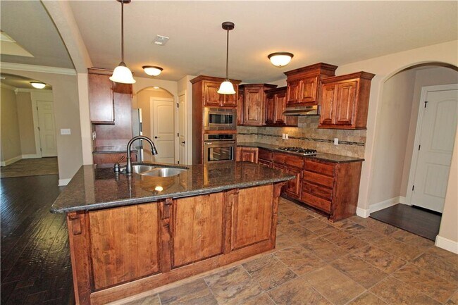 Building Photo - 3108 SW Oakleigh Rd