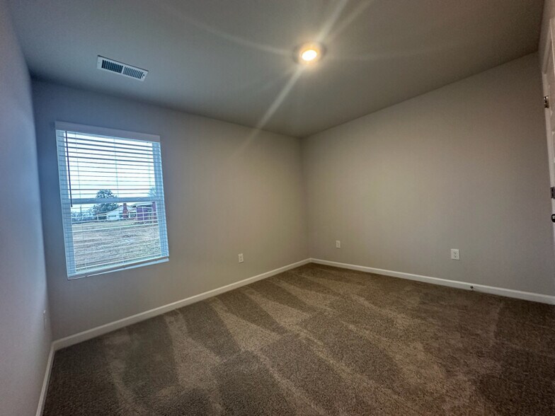 Building Photo - 43 River Rock St