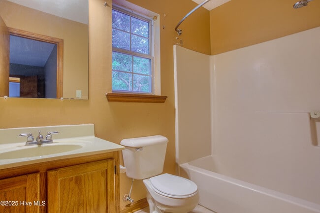 Building Photo - 303 Sedgefield Ct