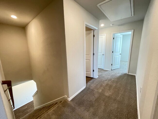 Building Photo - Beautiful 4 bedroom, 2.5 bathroom home in a great location!