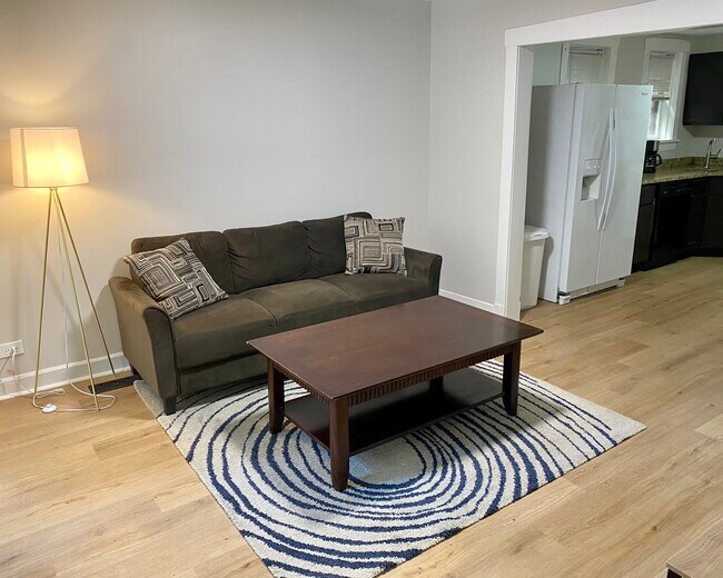 Building Photo - 722 W Wrightwood Ave