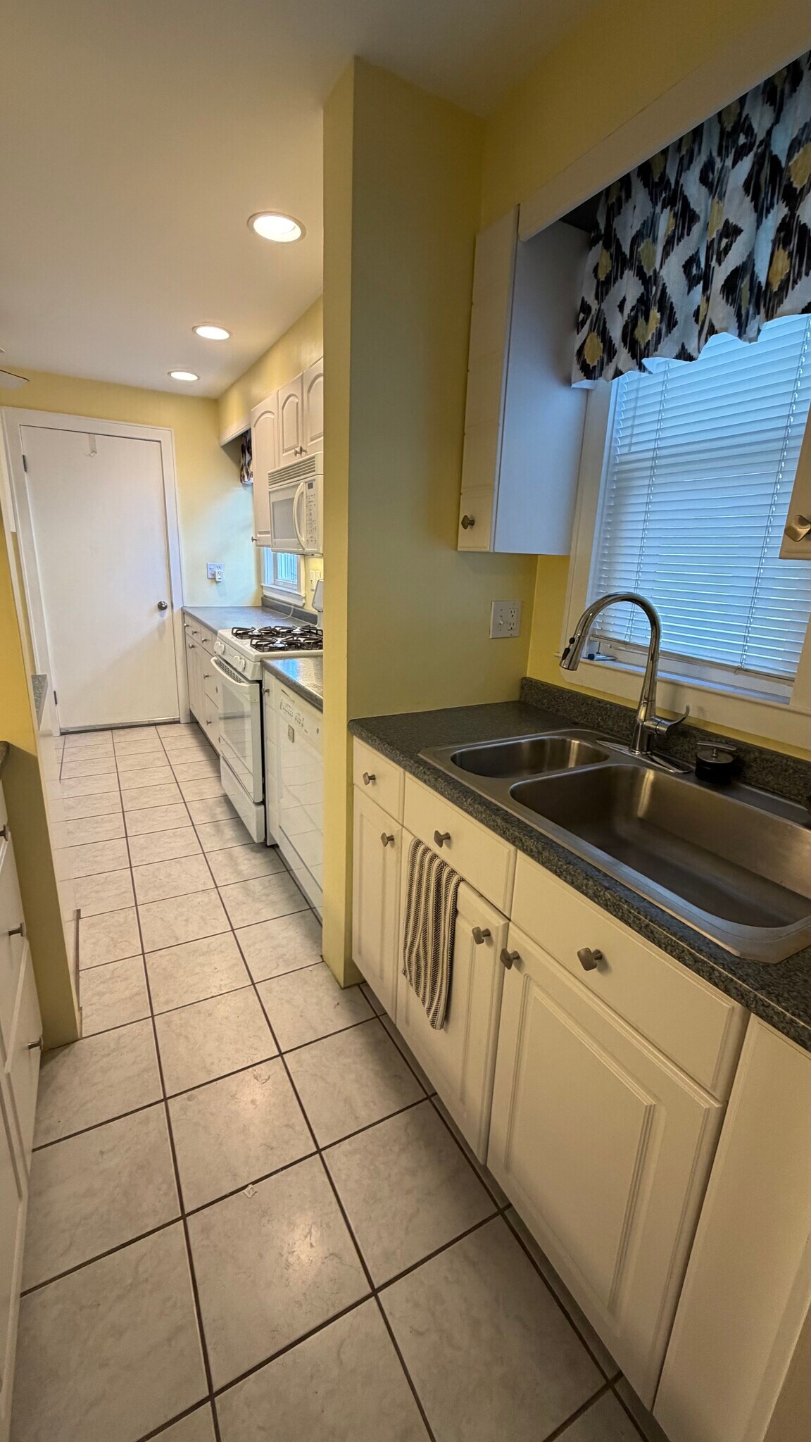 Building Photo - 11 Pearl St