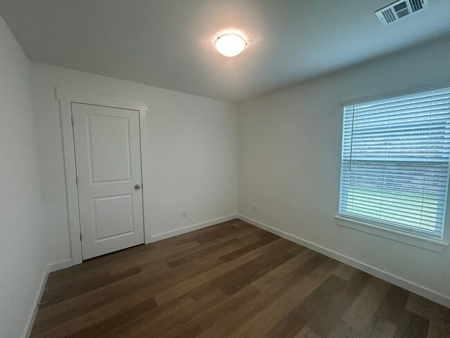 Building Photo - Great floorplan on a corner lot!