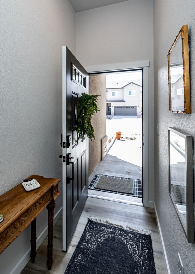 Building Photo - Beautiful Townhome Next to Nature on Westside