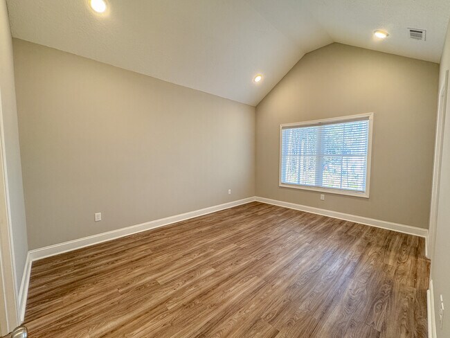 Building Photo - 5007 Cypress Lake Rd