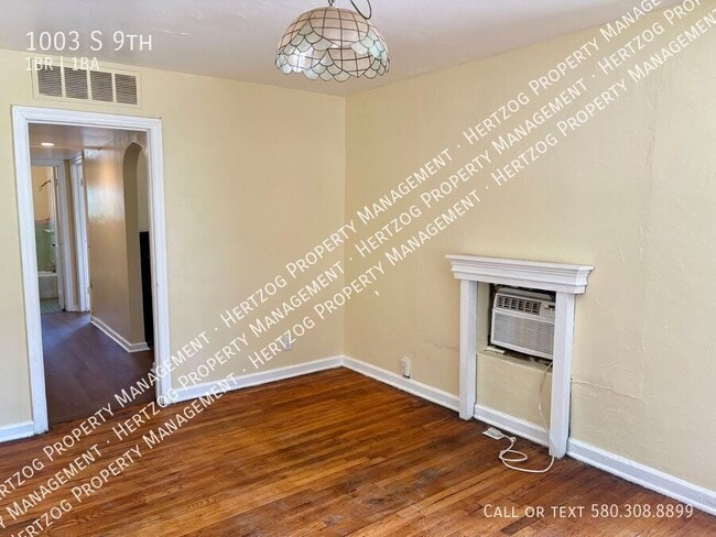 Building Photo - 1003 S 9th-