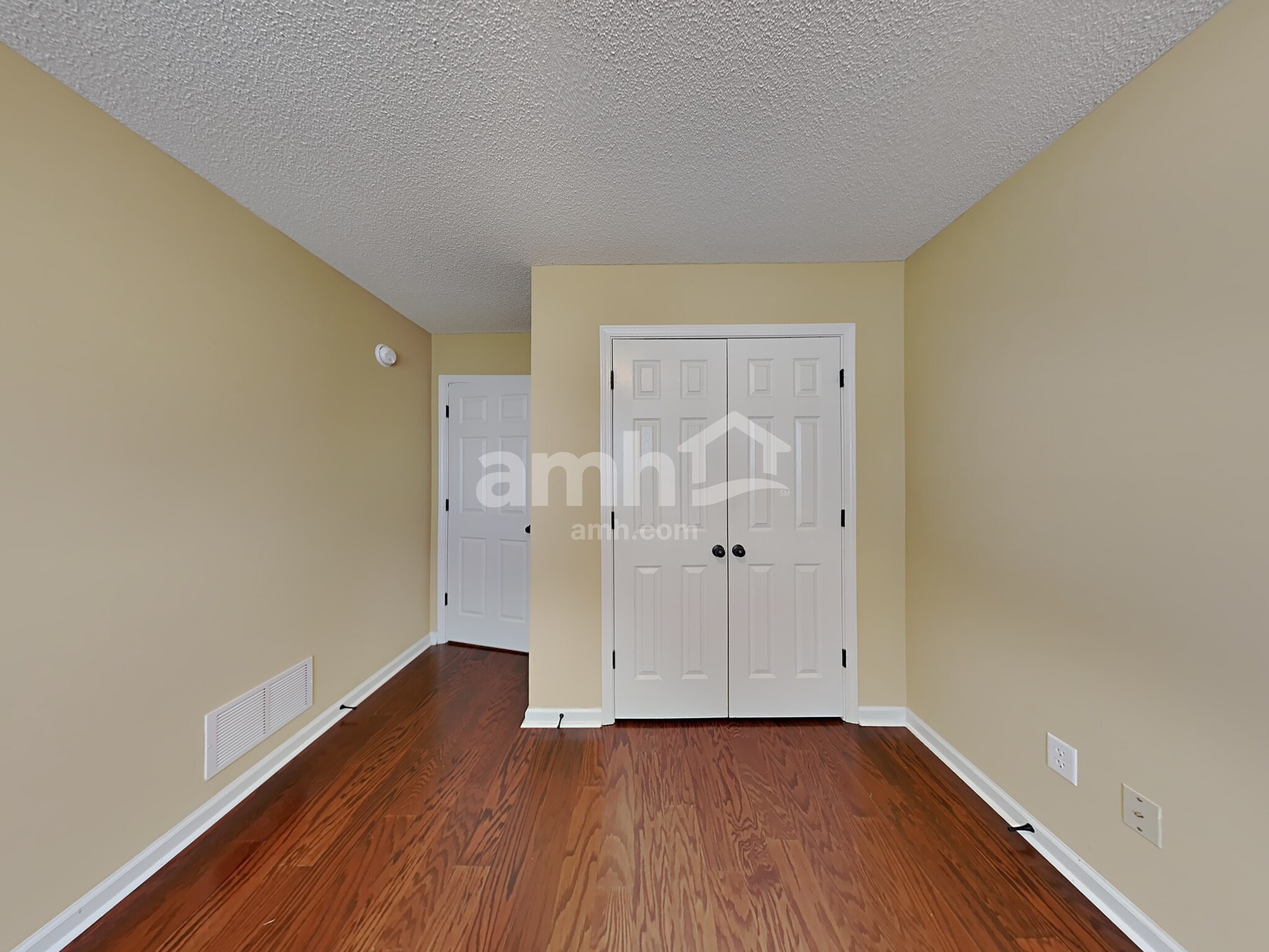 Building Photo - 3233 Peachtree Dr