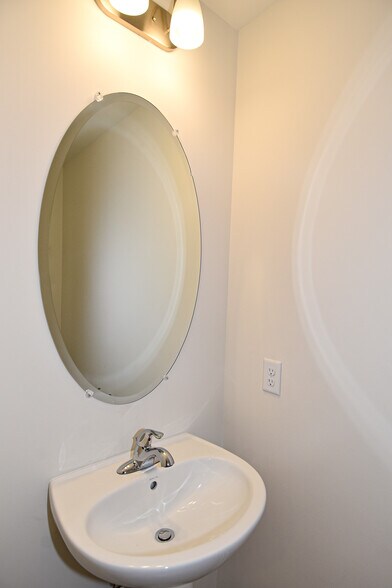 Building Photo - 11 Cecily Way