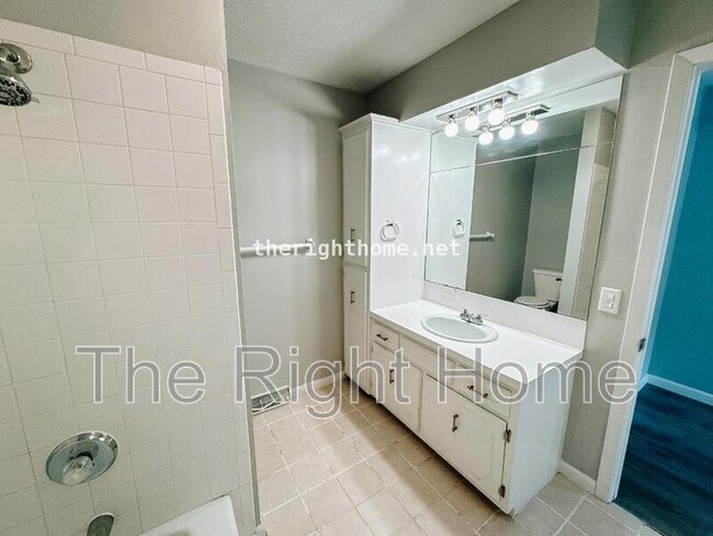 Building Photo - 5141 Raven Oaks Cir