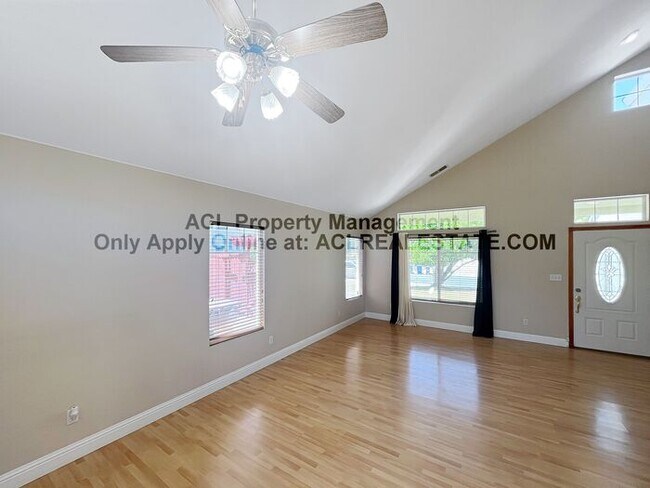 Building Photo - Spacious, 4 bed/ 3 bath Pittburg Home For ...