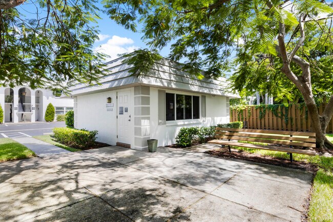 Building Photo - 5800 Hollywood Blvd