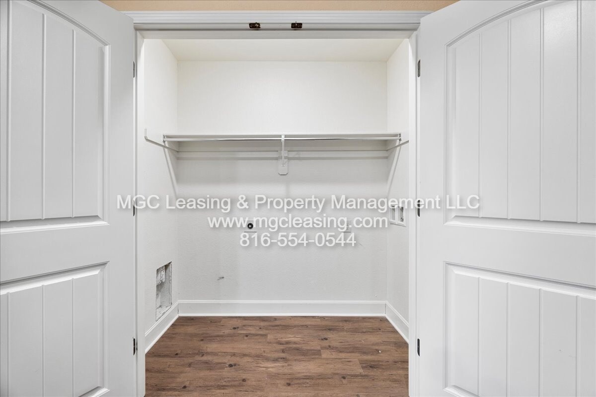 Building Photo - 504 N Foxridge Dr