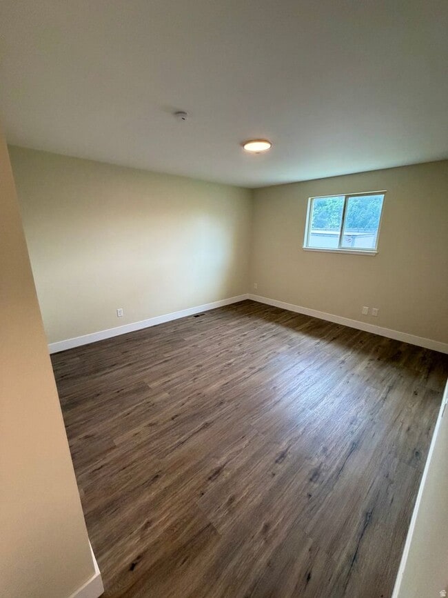 Building Photo - Modern & Updated Living in the Heart of Draper