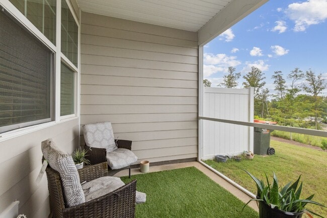 Building Photo - Townhouse in Tega Cay Available NOW! 3 beds 2.5 bath, VERY clean & ready for YOU! $2,375