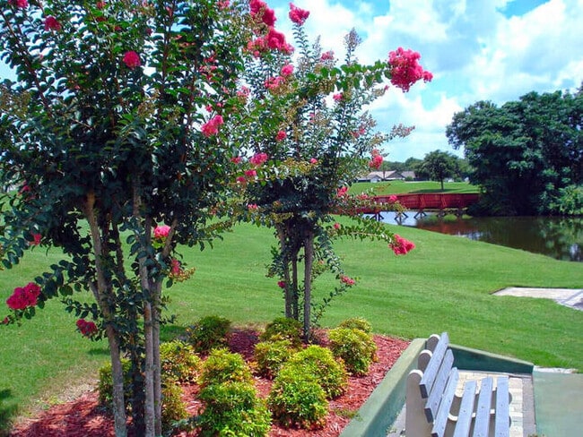 Building Photo - 3 Bed/2 Bath Home with Fenced Yard & Garage / Available Now!