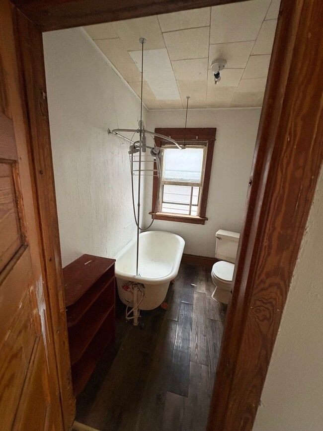 Building Photo - ! 1/2 OFF FIRST MONTHS RENT SPECIAL ! 3 Bedroom 1 Bathroom Townhome