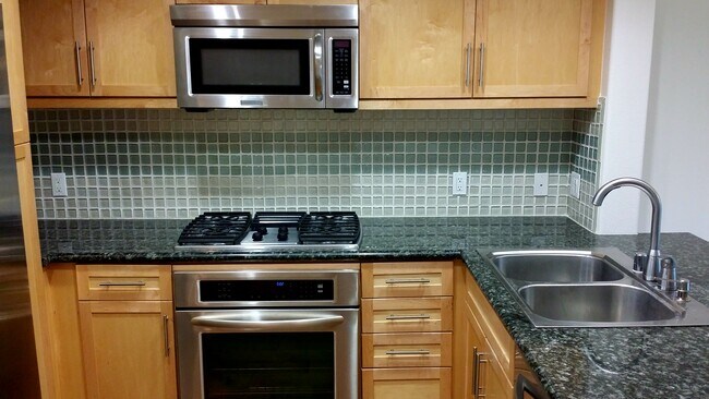 Building Photo - 931 E Walnut St