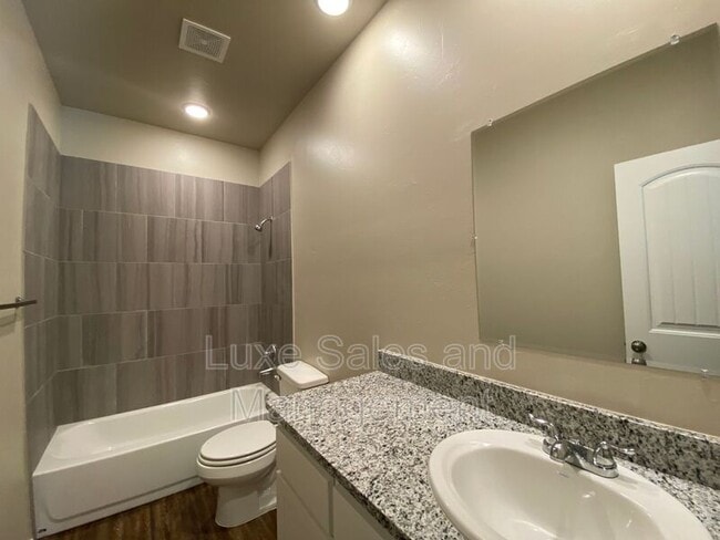 Building Photo - 5220 Oakwood Villa Ct