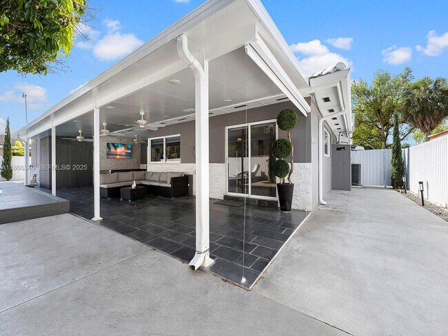 Building Photo - 6951 Miami Lakeway S