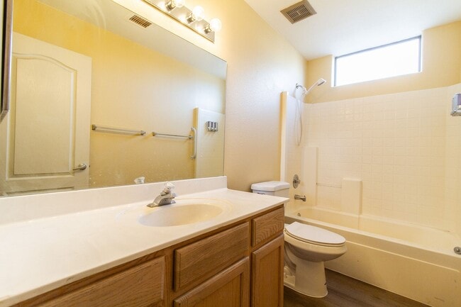 Building Photo - Beautiful, freshly upgraded 2 bedroom/ 2 bathroom condo in Mesa!