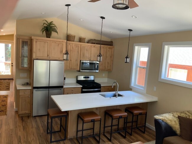 Building Photo - Luxury Over Garage ADU 1 Bedroom, 1 Bath