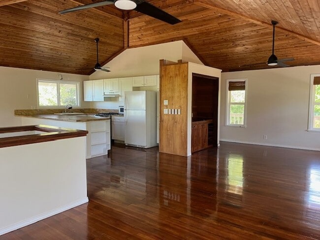 Building Photo - 3 Bedroom / 3 Bath Home with Ocean Views and World Class Surfing on Ali'i Dr