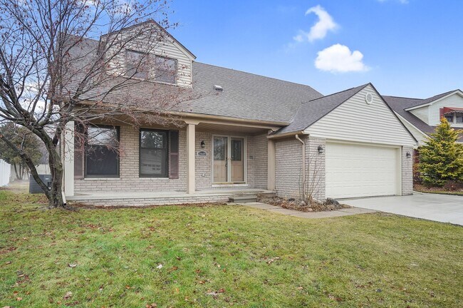 Building Photo - Beautifully Updated 4 Bed / 2.5 Bath Colon...