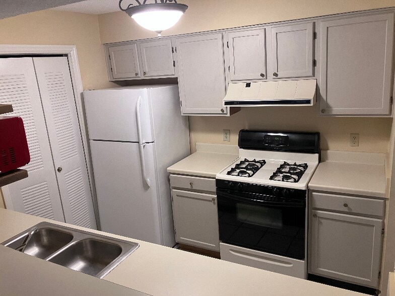 Building Photo - 815 Ridgefield Dr