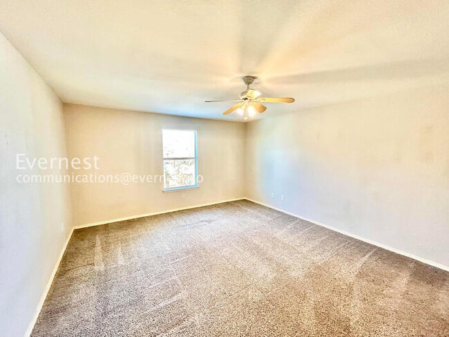 Building Photo - 5 Bed/3.5 Bath Home with Fenced Yard & Garage / Pet-Friendly / Vouchers Accepted