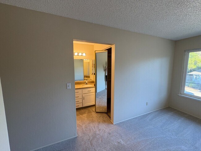Building Photo - 1100 Limeridge Dr