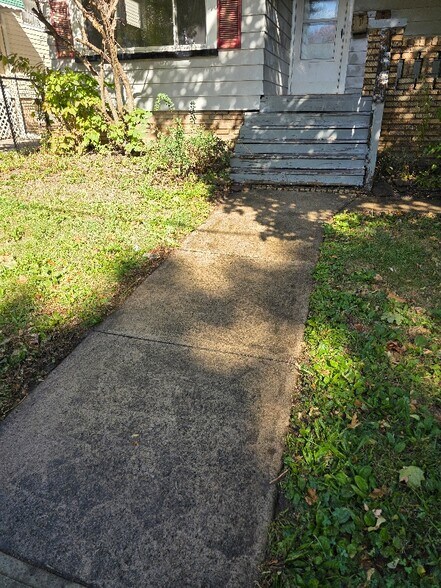 Building Photo - 10626 Thrush Ave