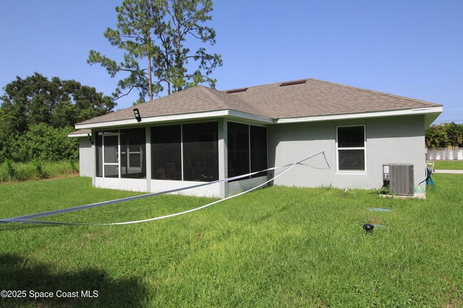 Building Photo - 338 Garvey Dr SW
