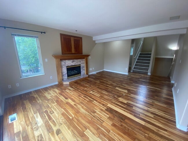 Building Photo - A gorgeous Eagle River home with views for...