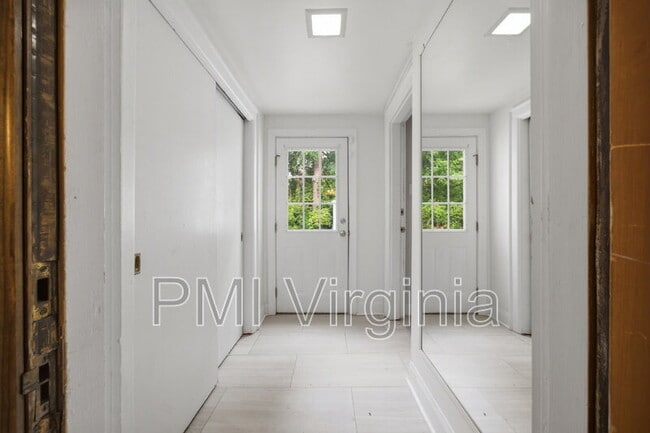 Building Photo - 400 Kemp Ln