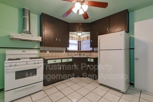 Building Photo - 1322 W Malone Ave